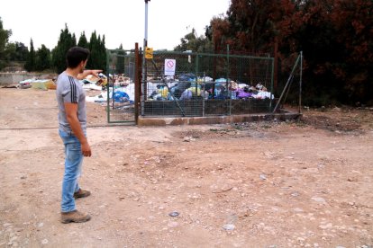 L'alcalde d'Arnes, Joaquim Miralles, assenyala la zona on els llencen bosses de brossa de manera irregular.