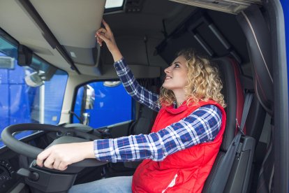 Elpercentat de dones conductores de camjons és molt baix a Espanya i al conjunt d'Europa.