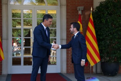 Pedro Sánchez i Pere Aragonès se saluden a l'arribada del president de la Generalitat al Palau de la Moncloa.