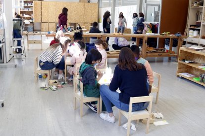 Plano general de un aula de la UVic con niños de P5 en mayo del 2021.