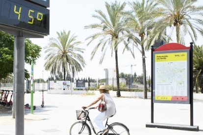 Imatge d'un carrer de Sevilla amb un termòmetre marcant 45 graus de temperatura.