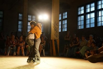 Imatge de l'espectacle 'Tornado' que es va fer a l'interior de l'edifci de la Tabacalera.