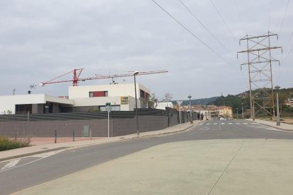 El problema está en que una torre, que hacía la conversión de enterrado a aéreo, todavía se encuentra en una zona urbanizada.