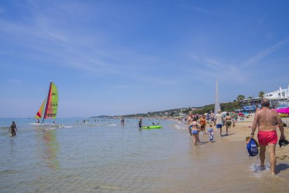 Imatge d'arxiu de la platja Llarga de Tarragona durant l'estiu passat.