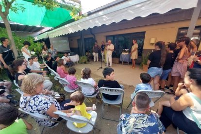 Mares i pares dels alumnes van assistir a l'acte de commemoració.