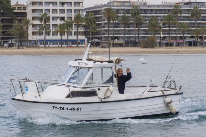 Barques sortint del port de Salou ahir al migdia, després del llançament del coet.