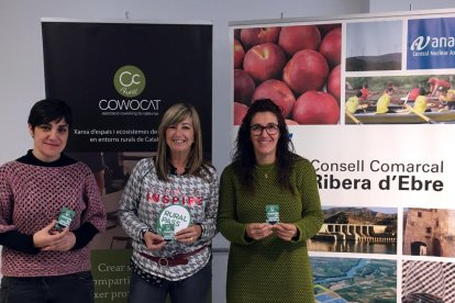 Imatge de la presidenta del Consell Comarcal de la Terra Alta, Neus Sanromà, la presidenta del Consell Comarcal de la Ribera d'Ebre, Gemma Carim, i Begoña Garcia, gerent del CIS amb els Rural Pass