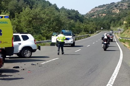 Guàrdia civil i serveis d'emergències al punt on s'ha produït l'accident.