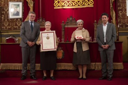 El alcalde de la ciudad de Tarragona con las representantes de las Carmelitas Misioneras Teresianas