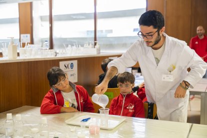 Alumnes de primària de l'Escola Ventura Gassol del Morell van assistir ahir al matí als tallers.