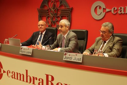 El presidente de Aena, Maurici Lucena, durante su intervención en la Cámara de Comercio de Reus, acompañado del alcalde de Reus, Carles Pellicer, y del presidente del ente, Jordi Just.