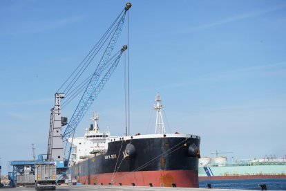 Un vaixell carregat de cereals al port de Tarragona.