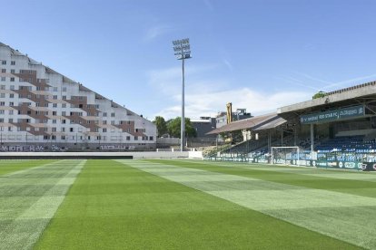 Imatge del camp de futbol de l'estadi del Red Star a Saint-Ouen, França.