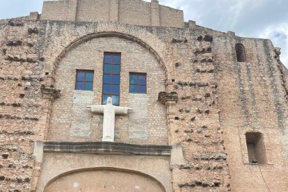 La plaça Mossèn Gaietà Ivern de Mont-roig del Camp va acollir ahir la presentació d'aquest muntatge teatralitzat i coral.