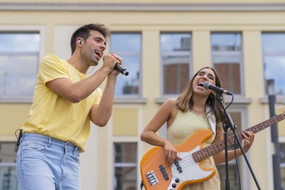 Julen s'ha convertit en tot un fenomen a les xarxes fent versions de cançons molt populars produïdes de forma original.