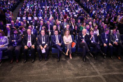 Autoritats en l'acte en defensa del Corredor del Mediterrani al CCIB.