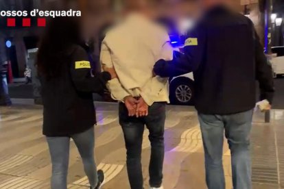 Els Mossos detenen a l'autor de l'agressió.