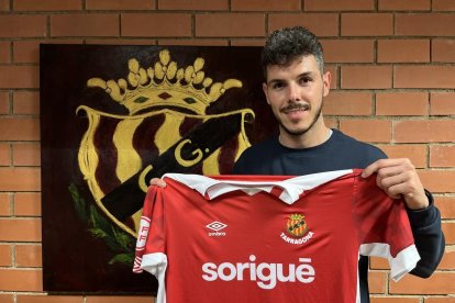 Elías Pérez con la camiseta grana.