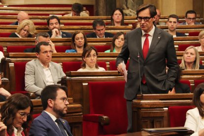 El líder del PSC, Salvador Illa, intervenint al Parlament.