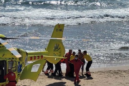 Imatge de l'operatiu que s'ha realitzat a la platja dels Capellans de Salou.