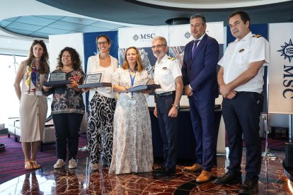 Representantes del puerto entregando la metopa conmemorativa al capitán y a su equipo.