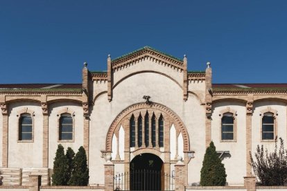 Fachada del Celler Cooperatiu de Vila-rodona.