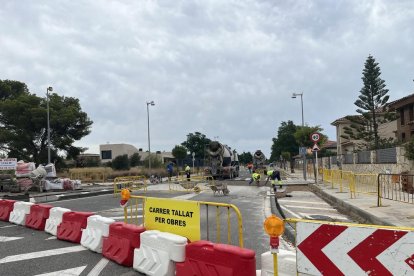 Imatge de l'inici de les obres d'implantació d'un nou tram de carril bici a l'Hospitalet de l'Infant.