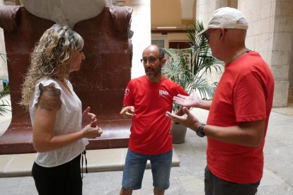 La consellera d'Esports de Tarragona amb els dos ciclistes durantla recepció.