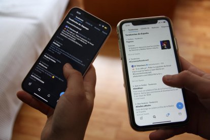 Dos dispositivos móviles mostrando las tendencias de Twitter.