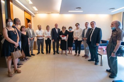 Lliurament de la bandera de la ciutat, per part de les autoritats municipals, a la família de Xavier Amorós al tanatori de Reus.