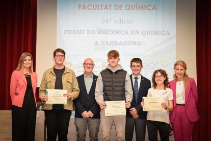 Fotografía con los tres alumnos galardonados.