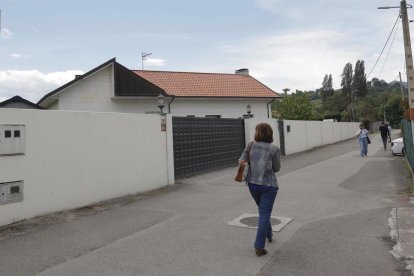 Vista exterior de la vivienda ubicada en La Mata, en el municipio de Grado (Asturias)