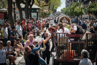 La majoria del públic es va concentrar a la Rambla Nova per veure passar la desfilada.