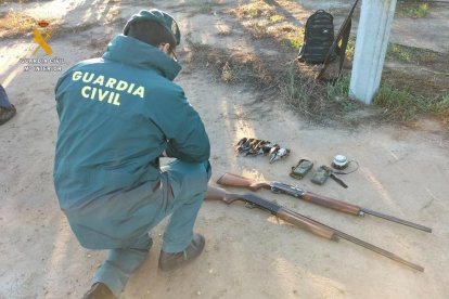 Los cazadores pretendían atraer de forma artificial y masiva a las aves para ser abatidas desde lugares fijos.