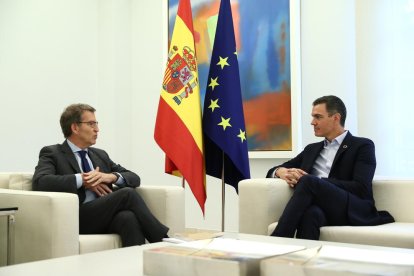 El presidente del gobierno español, Pedro Sánchez, junto al líder del PP, Alberto Núñez Feijóo, en el Palau de la Moncloa