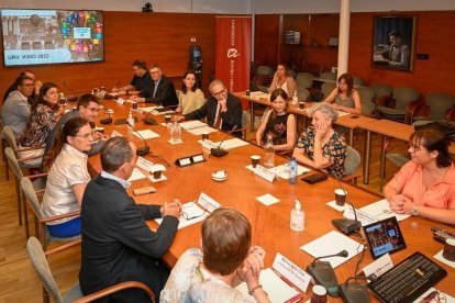 Reunió de treball dels membres del Consell de Direcció amb el ministre d'Universitats, Joan Subirats a la sala de juntes del rectorat.