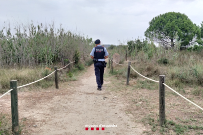 Una agent de la URMA fent tasques de vigilància.