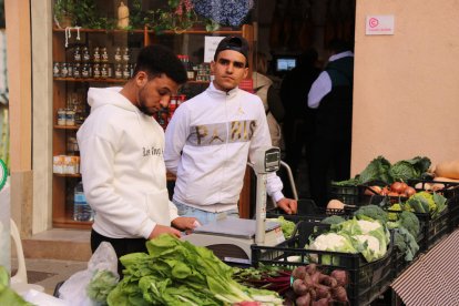 Els joves extutelats venen al mercat de Valls les verdures que han conreat.