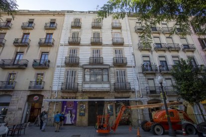 Les obres a la façana del teatre han començat aqu