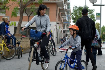 Imatge d'arxiu d'un nen en bicicleta a Tarragona.