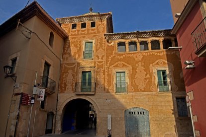 Façana oest amb esgrafiats barrocs restaurants a la Casa del Portal del Pardo al Vendrell.