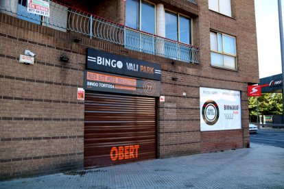 Entrada principal del bingo de Tortosa donde se ha producido el atraco mortal.