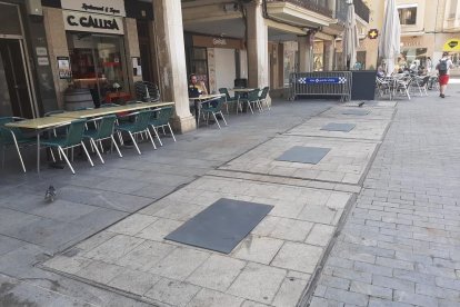 Punt de la plaça del Mercadal on estava situada la illa de contenidors soterrats.