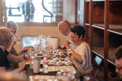 Tast a cegues de vermuts a la primera jornada dels Premis Vinari, a la Casa Navàs.