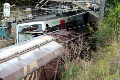 Muere el maquinista de un tren después de chocar con un tren de mercancías en Sant Boi