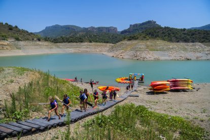 Un grup d'escolars pujant els 180 esglaons que separen la làmina d'aigua de l'empresa Canoa Kayak.