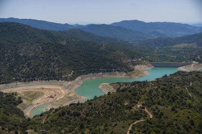 Panoràmica de l'embassament, amb el Molí en Miró al descobert a l'extrem de l'esquerra.