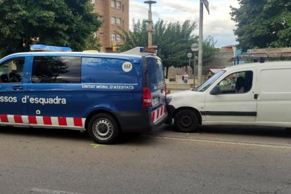 La furgoneta que conduïa el detingut i el vehicle policial contra el qual va xocar.