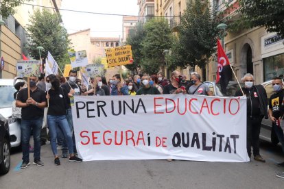 Capçalera de la concentració davant els serveis territorials d'Educació a Tarragona.