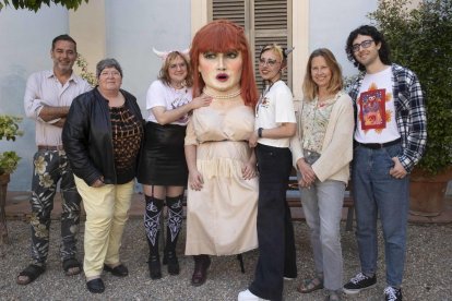 Uno de los cabezudos de la calle Merceria presidió la presentación del encuentro.